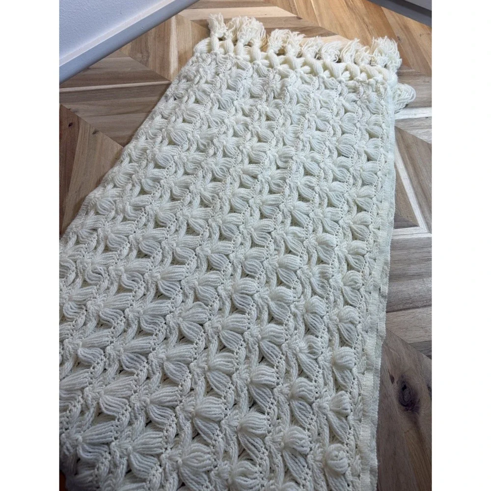 Gorgeous VTG HandKnit XLG Cream Scarf / Shawl c1970s Indie Boho Granny WMNS 70